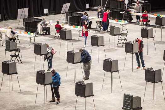 La participación electoral en Estados Unidos, en plena pandemia, batió récords. Se siguen  contando votos. / AFP