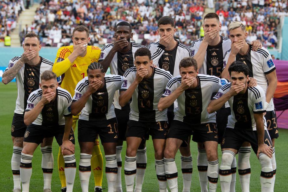 La Selección de Alemana se tapó la boca en el inicio del partido contra la Selección de Japón en el Mundial de Fútbol Qatar 2022 en señal de protesta por no poder usar el brazalete “One Love”.