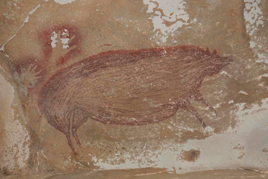 Las pinturas de tres cerdos, junto con varias plantillas de manos, fueron descubiertas en la cueva de piedra caliza de Leang Tedongnge en la isla indonesia de Célebes.