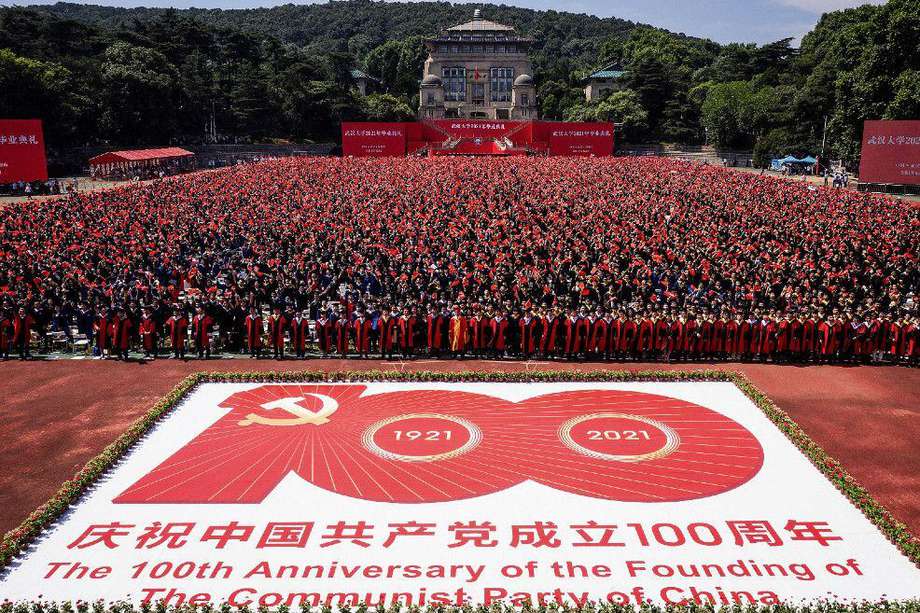 Graduandos de la Universidad de Wuhan conmemoran el centenario del Partido Comunista de China.