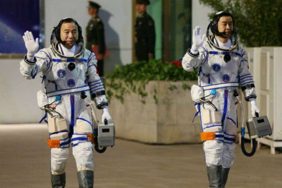 Imágenes de la despedida de los astronautas Jing Haipeng y Chen Don en la que será la sexta nave tripulada que lanzó China al espacio este lunes. / EFE