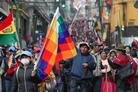 Cientos de simpatizantes del expresidente boliviano Evo Morales marcharon este jueves en La Paz (Bolivia). / EFE