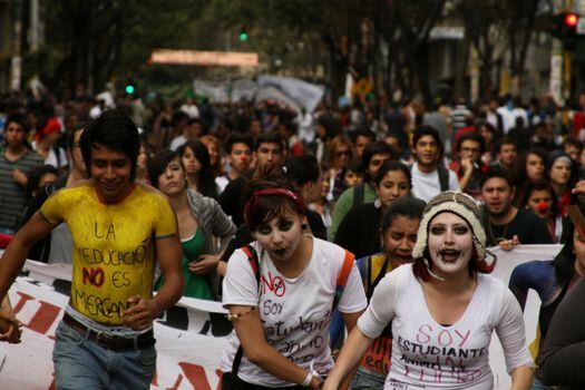 Las manifestaciones estudiantiles exigiendo mayor presupuesto para la educación no han cesado en Colombia.  / Archivo