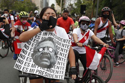 Miles de peruanos rechazaron desde el comienzo la presidencia de Manuel Merino, hoy bajo investigación de la Fiscalía.