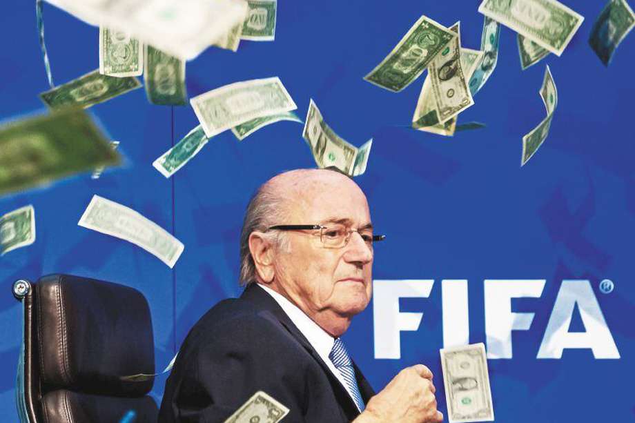 Julio de 2015: cuando el comediante británico Lee Nelson le lanzó un fajo de billetes falsos al entonces presidente de la FIFA, Joseph Blatter, por los escándalos de corrupción en los que estaba salpicado.