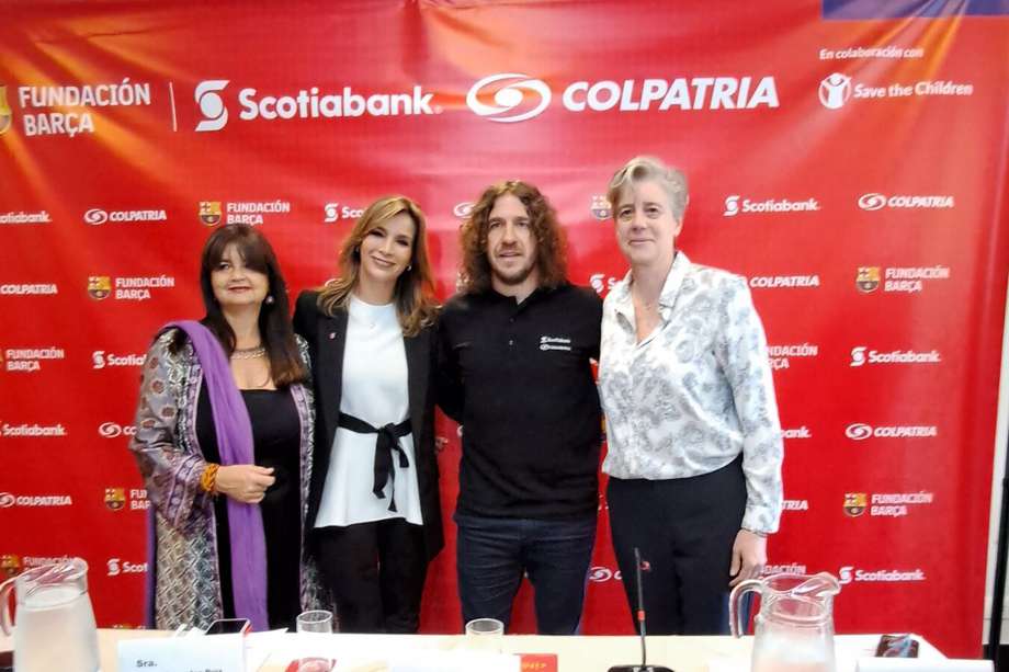Marta Segú (i), directora de la Fundación FC Barcelona, junto a María Ruiz y los embajadores de la niñez de Save The Children: el exfutbolista español Carles Puyol y Valerie Dourdin.