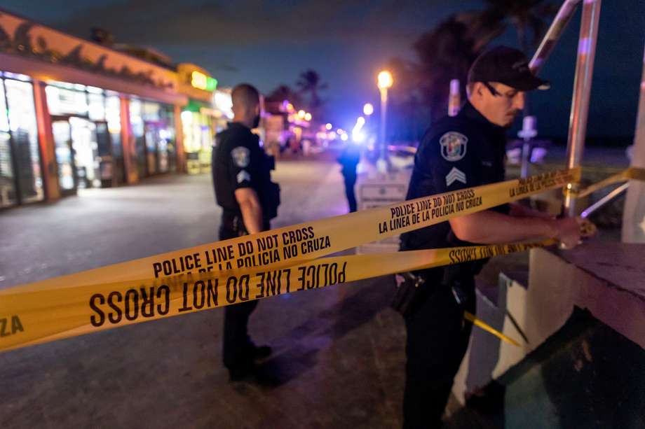 Oficiales de policía cierran el área donde estallaron disparos a lo largo de un paseo marítimo en Hollywood, Florida, EE. UU., el 29 de mayo de 2023. Un portavoz de la ciudad de Hollywood confirmó que 9 personas fueron transportadas a hospitales del área con heridas de bala.
