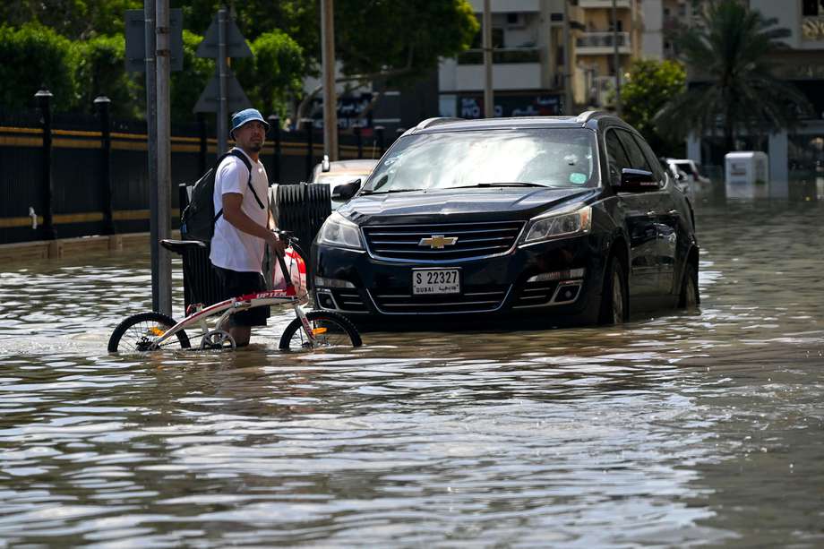 Dubai, el centro financiero de Oriente Medio, ha quedado paralizada por las lluvias torrenciales que provocaron inundaciones en Emiratos Árabes Unidos y Bahréin y dejaron 19 muertos en Omán los días 14 y 15 de abril.