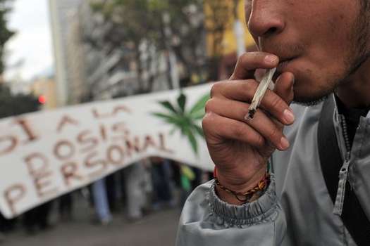 Jóvenes piden ante el Congreso paraguayo que se legalice la marihuana