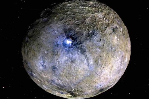 Esta imagen en color mejorada de la superficie de Ceres se hizo a partir de datos obtenidos el 29 de abril de 2017, cuando la nave espacial Dawn de la NASA estaba exactamente entre el sol y Ceres.