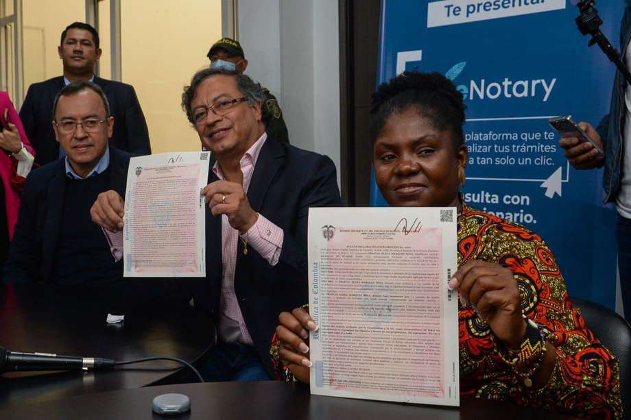 Francia Márquez y Gustavo Petro, fórmula presidencial del Pacto Histórico, firmaron el compromiso en la Notaría 17 de Bogotá, ubicada en el suroriente de la capital.