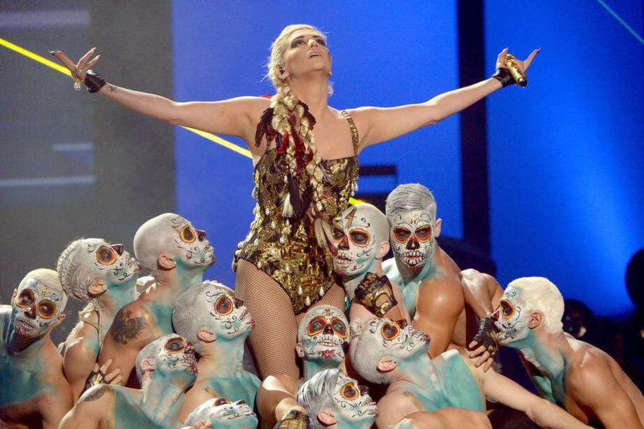 Ke$ha canta en los American Music Awards 2012. / AFP