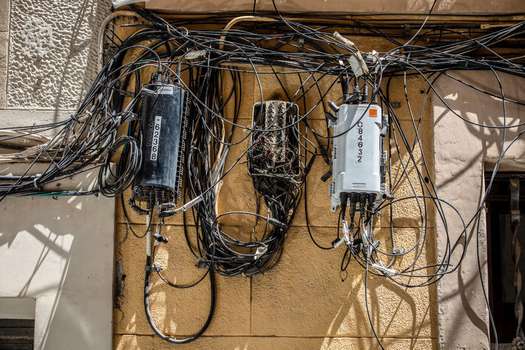 Terminales de conexión de cables fuera de un apartamento residencial en barrio de Barcelona, ​​España.