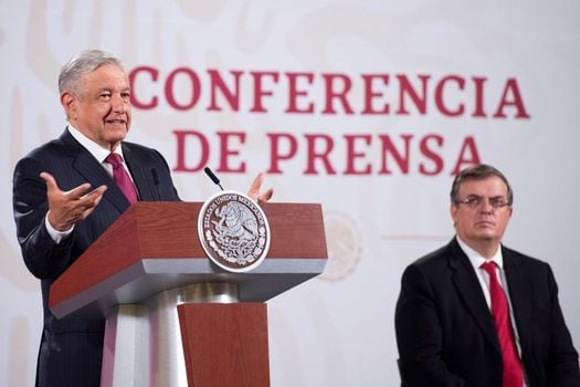 El presidente de México, Andrés Manuel López Obrador (i) y el secretario de Relaciones Exteriores, Marcelo Ebrard (d), durante su conferencia de prensa matutina en el Palacio Nacional.