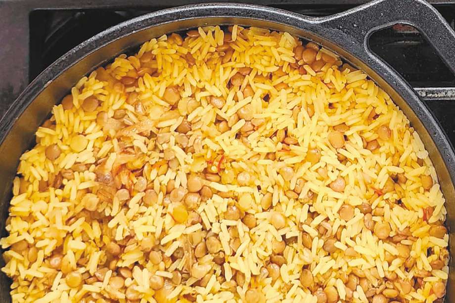 Receta para preparar arroz de lentejas, cúrcuma y cebolla frita