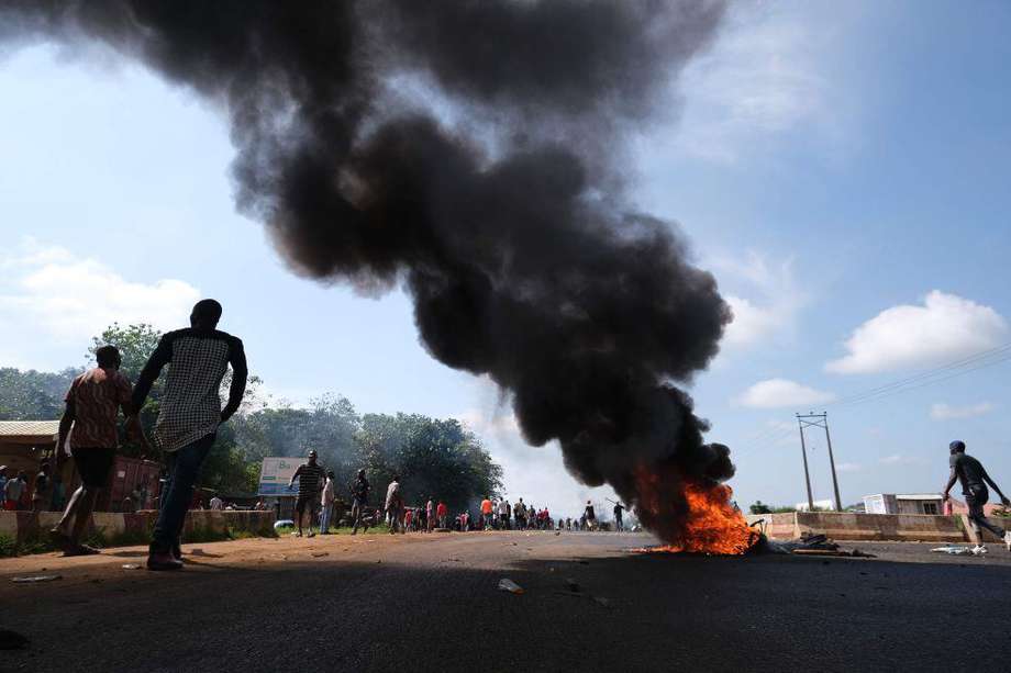 Decenas de vehículos y edificios fueron incendiados en la ciudad de Abuya.