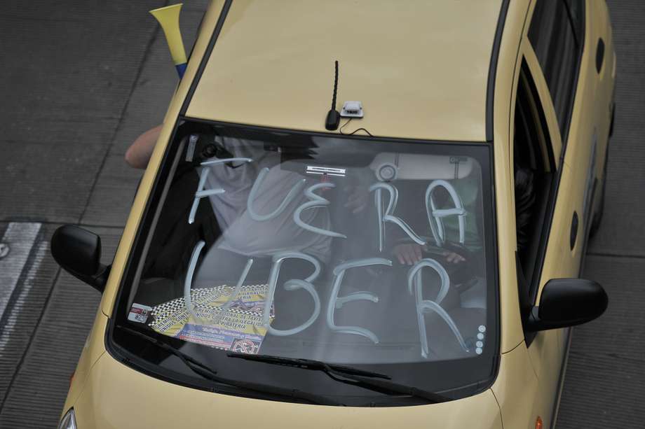 Imagen del paro de taxis en Bogotá en contra de aplicaciones de transporte.
