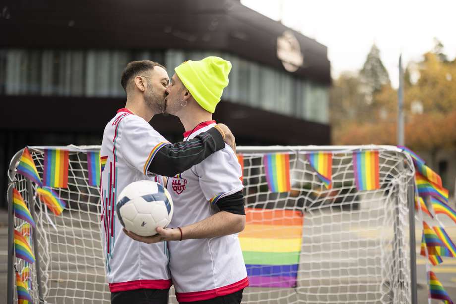 Dos protestantes se besan este martes durante una manifestación para concientizar sobre los derechos humanos de las personas LGTBI+ en Catar, frente al museo de la FIFA en Zúrich, Suiza.