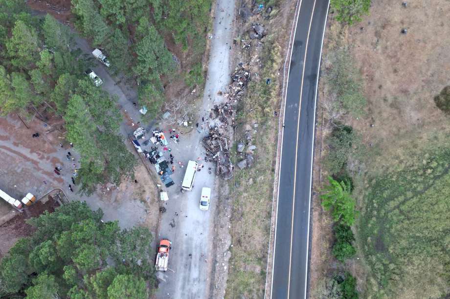 Fotografía cedida por Noticias Chiricanas del autobús que cayó de un precipicio la madrugada del miércoles 15 de febrero en el área de Gualaca, en el occidente de Panamá. 