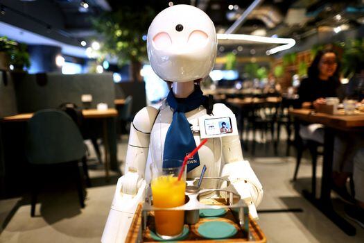 Un robot humanoide entrega bebidas a los clientes en Dawn Cafe en Tokyo.