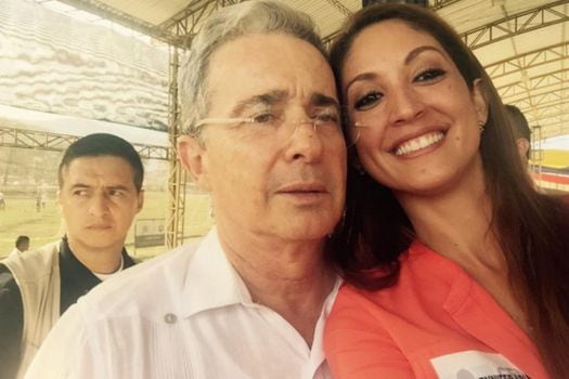 Jennifer Arias Falla junto al senador y expresidente Álvaro Uribe. / Tomada de @Jenariasfalla 