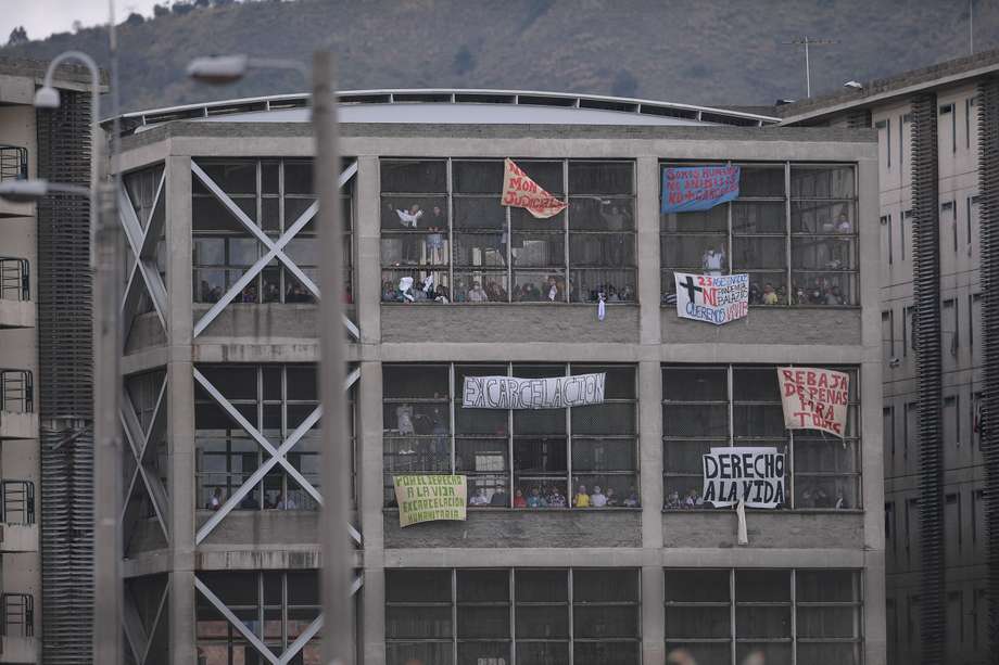 Familiares de algunos presos protestaron durante la pandemia por Covid-19 al frente de la cárcel La Picota, en Bogotá.