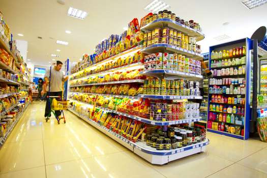 El etiquetado frontal complementaría la tabla de contenidos al respaldo de los productos que se venden en los supermercados. / Wikimedia Commons