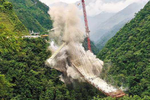 Demolición de la segunda pila del viaducto Chirajara. / Óscar Pérez - El Espectador