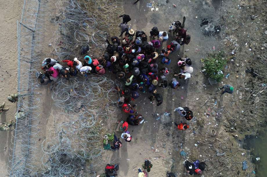 Migrantes esperan alguna posibilidad de cruzar las vallas fronterizas con Estados Unidos, desde Ciudad Juárez, en el estado mexicano de Chihuahua. 
