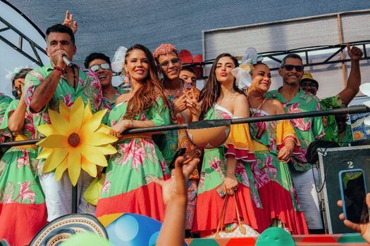 Celebridades como Carlos Calero, Jessica Cediel, Shirly Gómez, Kamm, María McCausland y Santiago Prieto de Monsieur Periné estuvieron en la Carroza Vea del Carnaval de Barranquilla 2022.