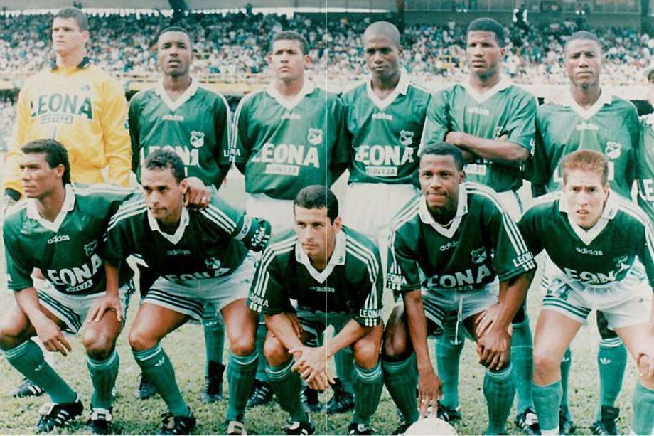 El plantel del Deportivo Cali que quedó campeón del fútbol colombiano en 1996. En ese equipo destacaron Miguel Calero, Hamilton Ricard y Arley Betancourth.