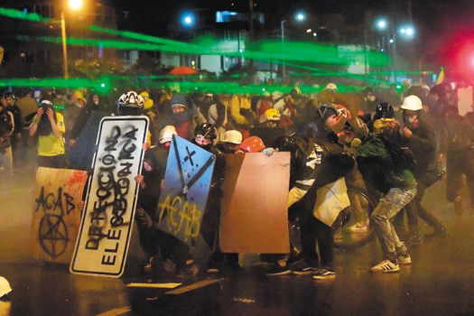 La Primera Línea solía defender a los grupos de marchantes, pero ahora es la que resguarda los espacios "conquistados" por los manifestantes. / Gustavo Torrijos