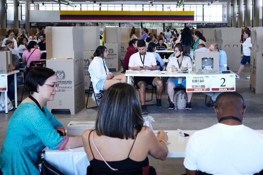MADRID, 19/06/2022.- Ciudadanos colombianos residentes en España ejercen su derecho al voto durante la jornada de elecciones de Colombia en el Centro de Convenciones de Casa de Campo en Madrid este domingo. EFE/Luca Piergiovanni
