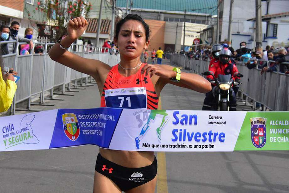 La bogotana Angie Orjuela, del equipo Porvenir, flamante campeona de la Carrera Internacional San Silvestre de Chía.