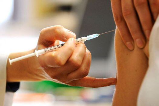 En Colombia, la vacunación se dividirá en cinco fases. 