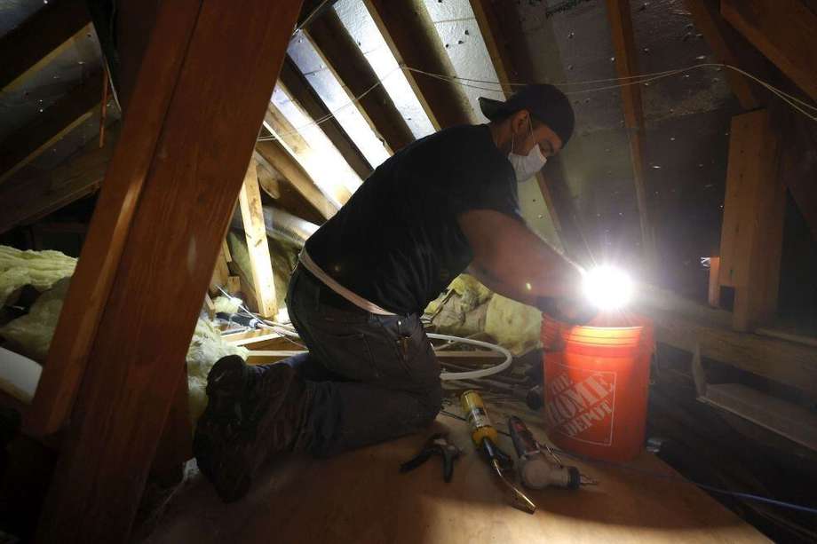 Los plomeros en todo Texas están trabajando horas extras para reparar tuberías reventadas en hogares y negocios afectados por la tormenta invernal.