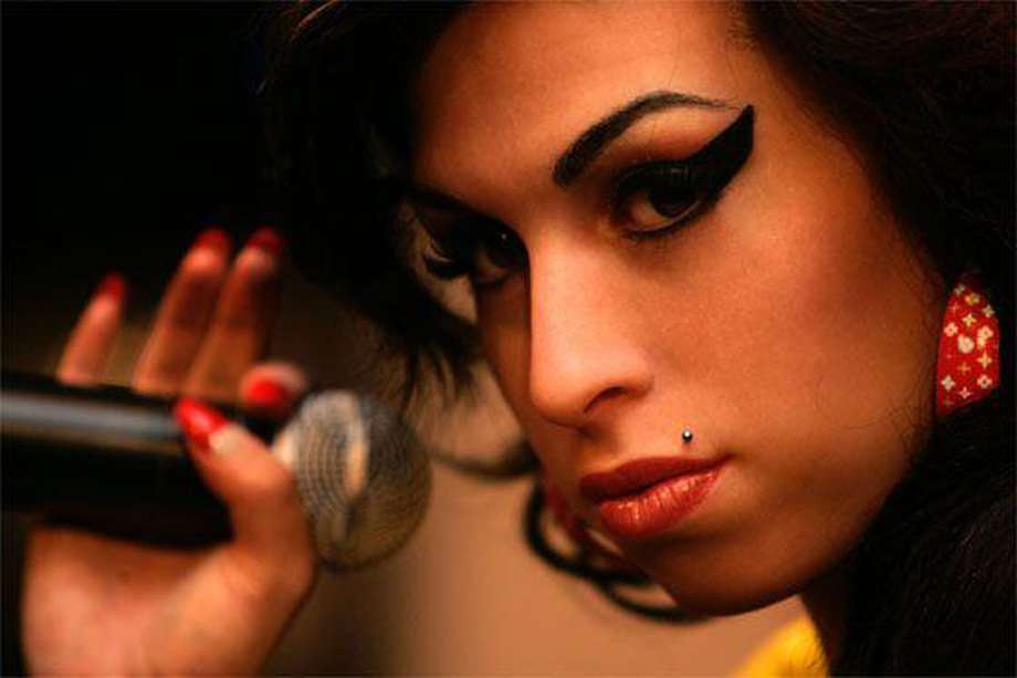 La película sobre la vida de la artista, que contará con la autorización y supervisión de la familia y con el título provisional de Back to Black, estará dirigida por la cineasta británica que, según informa el diario The Guardian, era íntima amiga de Winehouse.