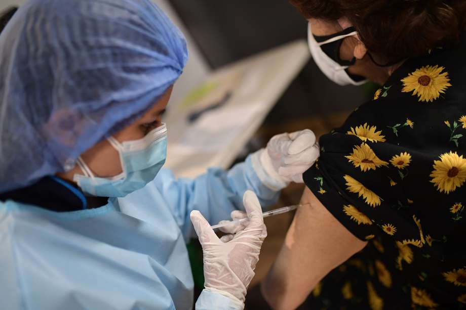 Los viajeros que se desplacen a las zonas definidas como de alto riesgo deben ser vacunados contra la fiebre amarilla. 