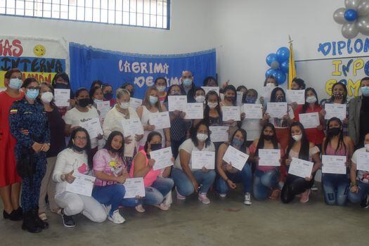Mujeres de la Cárcel de Pitalito graduándose del diplomado virtual