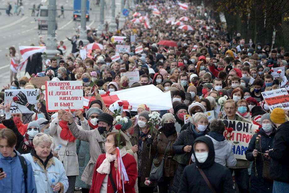 Los jubilados bielorrusos marchan para protestar contra los resultados de las elecciones presidenciales en Minsk, Bielorrusia, el 26 de octubre de 2020. Las protestas son parte de una huelga general prevista después del presidente bielorruso Alexander Lukashenko ignoró el ultimátum de la oposición para dimitir.