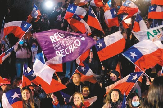 Este domingo, los chilenos decidieron rechazar el texto redactado por la Convención Constitucional.  / AFP