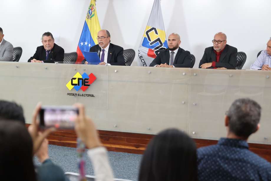  Tres de los cinco rectores principales del Consejo Nacional Electoral (CNE) de Venezuela, entre ellos el presidente, Pedro Calzadilla, renunciaron este jueves a sus cargos y pidieron a la Asamblea Nacional (AN, Parlamento), de contundente mayoría oficialista, designar nuevas autoridades.