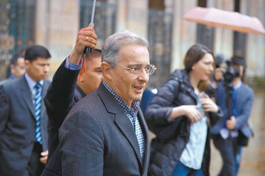 Álvaro Uribe Vélez, imputado por presuntamente intentar, a través de terceros, torcer testigos a su favor en procesos por paramilitarismo. 