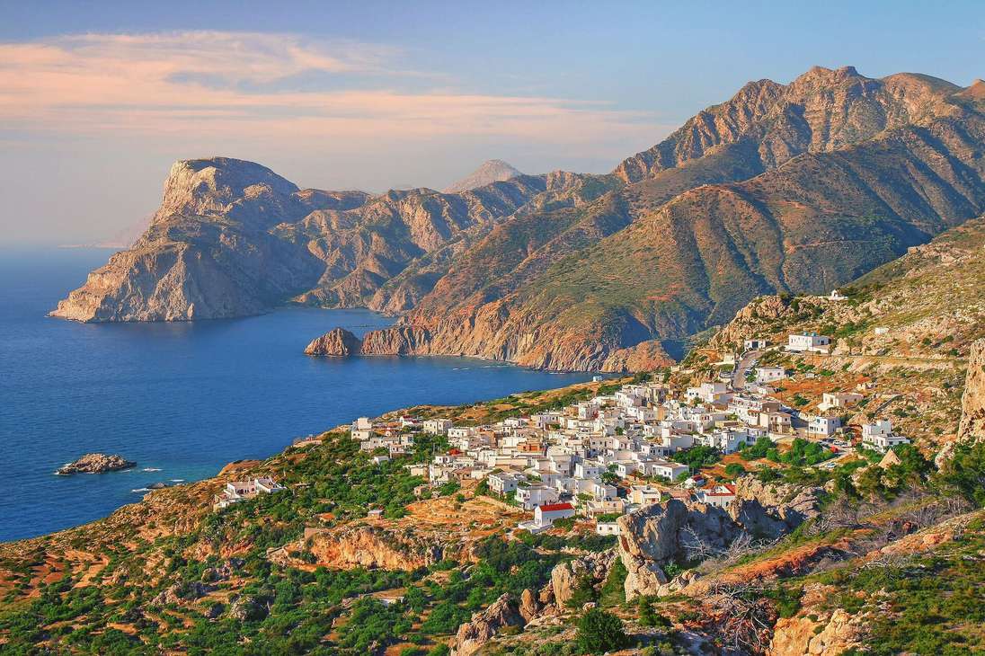 Islas Cárpatos, Grecia (Islas del Dodecaneso): La segunda isla más grande del Dodecaneso es un archipiélago griego situado en el mar Egeo cuyas hermosas playas enamoran a cualquier viajero. Pero lo más destacable del lugar es que cuenta con un gran número de mujeres al frente de empresas que lideran el turismo sostenible, un motivo de peso para darle valor a esta zona única.