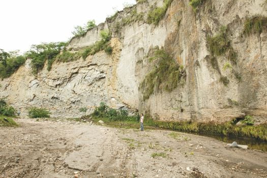 Quebrada de Chagualá: en las paredes de roca se ven las huellas de la avalancha más antigua generada por el Machín hace 9.000 años.  / Alejandra Cardona, Servicio Geológico Colombiano