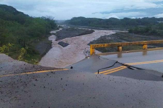 Por colapso de puente hay cierre total en la vía Medellín - Santa Fe de Antioquia