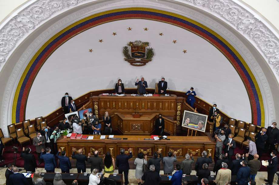 El presidente de la Asamblea Nacional, Jorge Rodríguez jura a las nuevas autoridades del Consejo Nacional Electoral (CNE), durante una sesión extraordinaria de la Asamblea Nacional, en Caracas el 4 de mayo.
