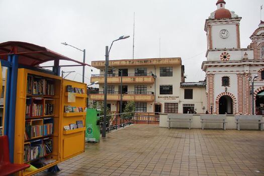 Granada es llamado pueblo de plazas. La principal está situada junto al primer templo de la iglesia de Santa Bárbara. Tiene kiosco de lectura, sillas para el encuentro y espacio para las festividades.