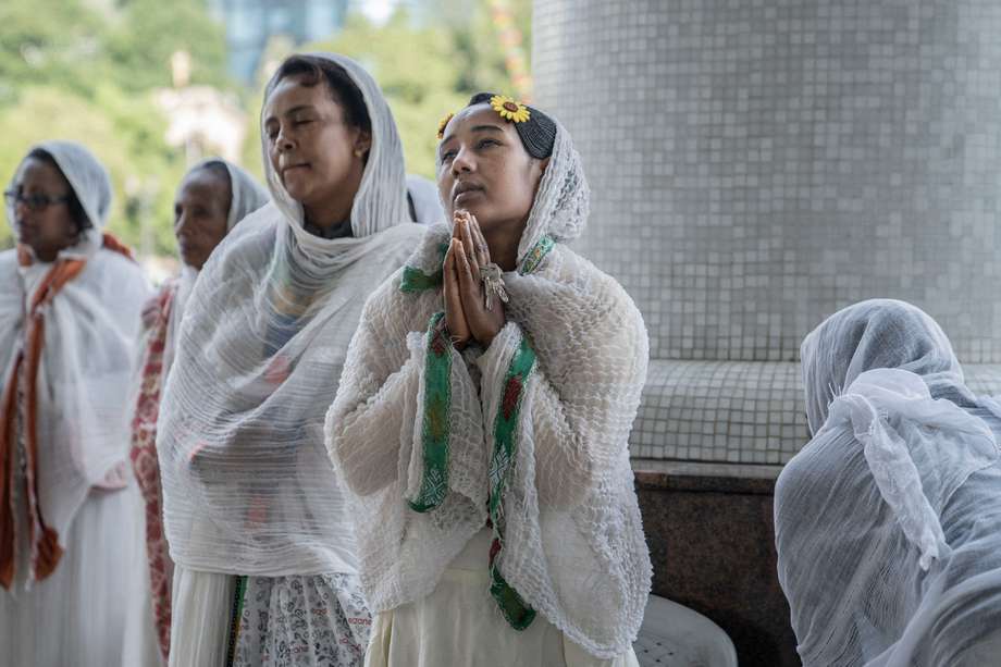 Mujeres devotas ortodoxas rezan en la Iglesia Bole Medhanialem durante el Enkutatash, la festividad del Año Nuevo etíope en Addis Abeba, Etiopía, el 11 de septiembre de 2022.