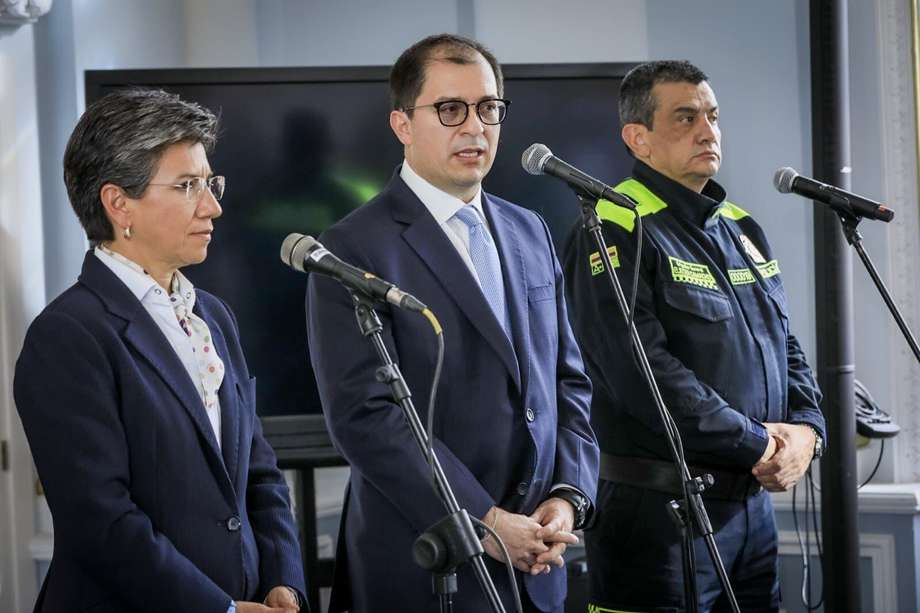 Claudia López, alcaldesa de Bogotá; Francisco Barbosa, fiscal general de la Nación; y brigadier general Eliécer Camacho, comandante de la Policía Metropolitana de Bogotá.